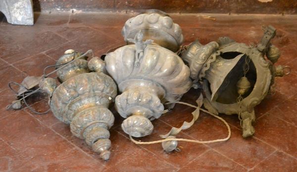 Tre lampade votive, sec. XVIII e XIX, in metallo&nbsp;&nbsp;&nbsp;&nbsp;&nbsp;&nbsp;&nbsp;&nbsp;&nbsp;&nbsp;&nbsp;&nbsp;&nbsp;&nbsp;&nbsp;&nbsp;&nbsp;&nbsp;&nbsp;&nbsp;&nbsp;&nbsp;&nbsp;&nbsp;&nbsp;&nbsp;