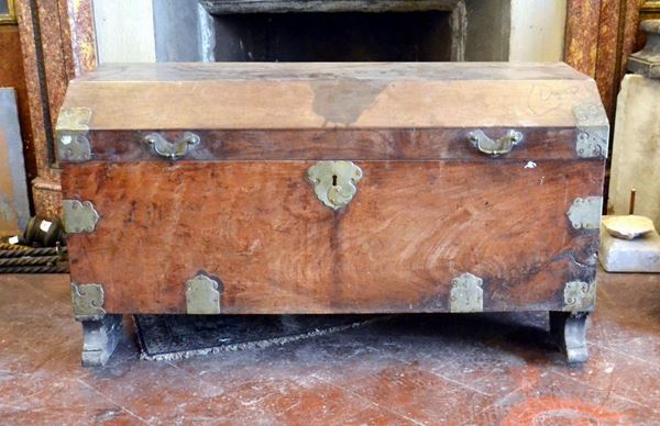 Baule, sec. XIX, centinato, in legno e metallo, cm&nbsp;&nbsp;&nbsp;&nbsp;&nbsp;&nbsp;&nbsp;&nbsp;&nbsp;&nbsp;&nbsp;&nbsp;&nbsp;&nbsp;&nbsp;&nbsp;&nbsp;&nbsp;&nbsp;&nbsp;&nbsp;&nbsp;&nbsp;&nbsp;