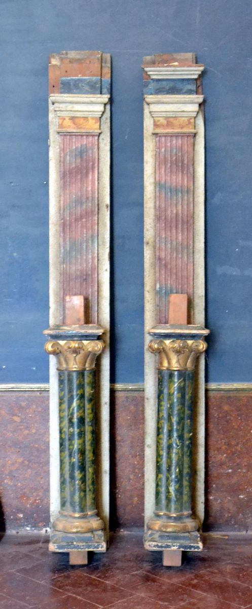 Due colonne, sec. XIX, in legno laccato, mancanti&nbsp;&nbsp;&nbsp;&nbsp;&nbsp;&nbsp;&nbsp;&nbsp;&nbsp;&nbsp;&nbsp;&nbsp;&nbsp;&nbsp;&nbsp;&nbsp;&nbsp;&nbsp;&nbsp;&nbsp;&nbsp;&nbsp;&nbsp;&nbsp;&nbsp;
