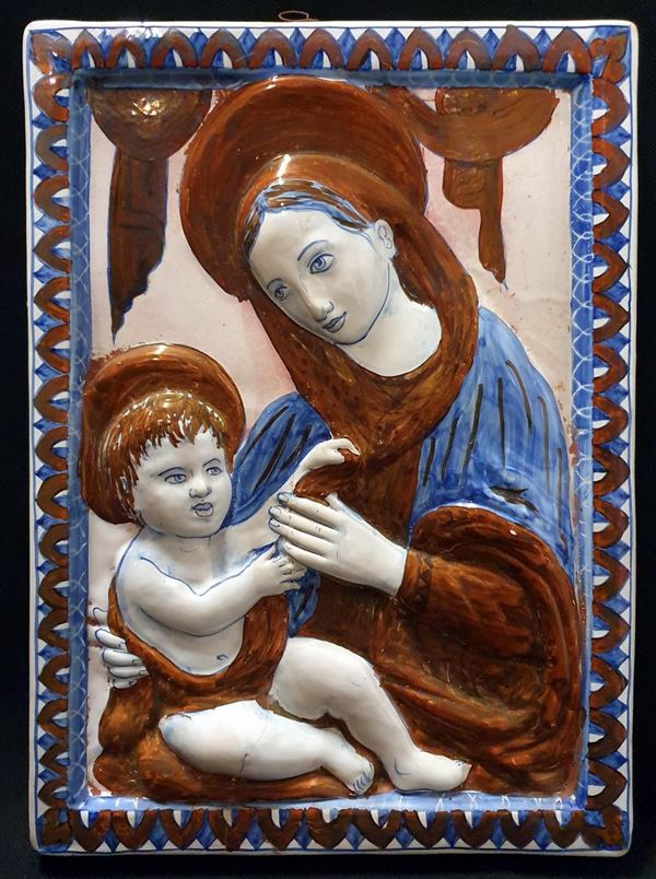 Altorilievo, sec. XX, in terracotta smaltata, raffigurante Madonna con&nbsp;&nbsp;&nbsp;&nbsp;