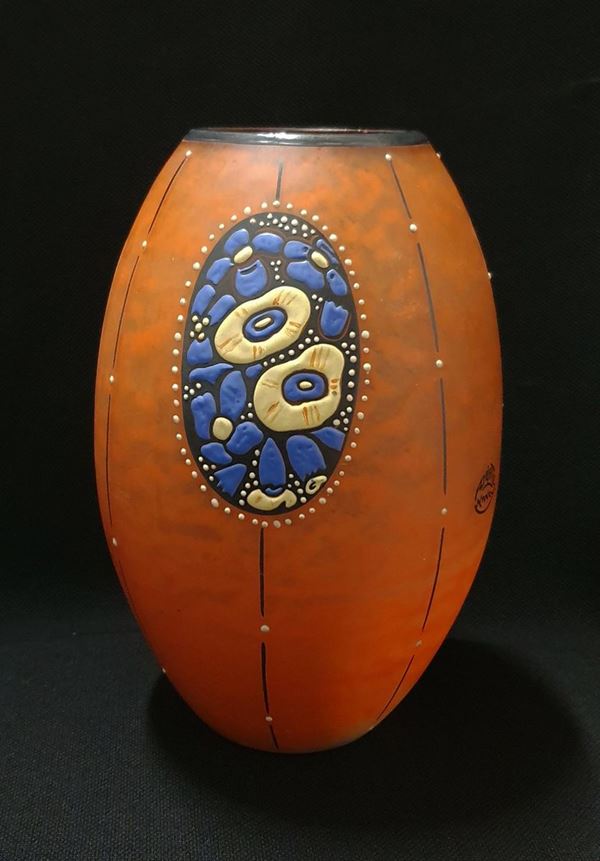 Vaso, Francia, sec. XX, in vetro fondo arancio con decori a fiori, firmato,