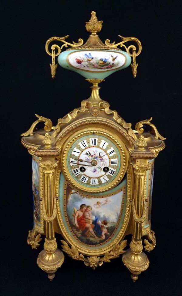 Orologio da tavolo, Francia, sec. XIX, in bronzo con alla base tre&nbsp;&nbsp;&nbsp;&nbsp;&nbsp;&nbsp;&nbsp;&nbsp;