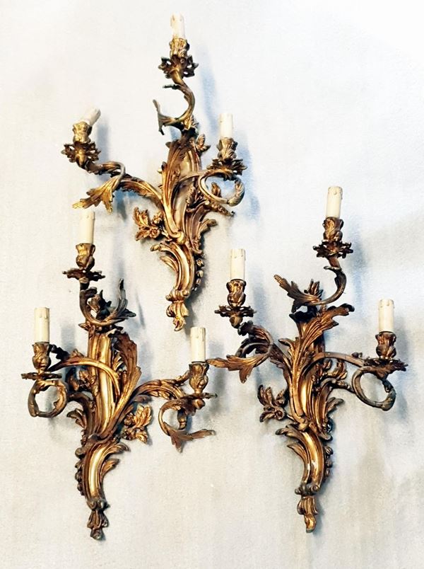 Tre applique, Francia, sec. XX, in bronzo a tre luci con foglie, cm 60x34&nbsp;