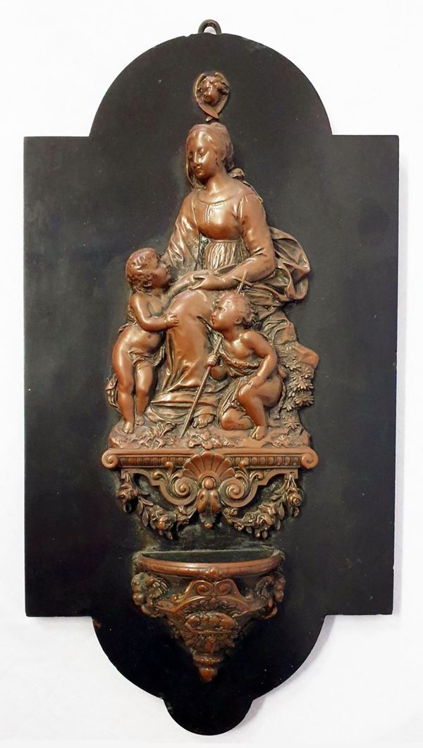 Acquasantiera, sec. XIX, in rame sbalzato Madonna con Bambino e San&nbsp;&nbsp;&nbsp;&nbsp;&nbsp;&nbsp;&nbsp;