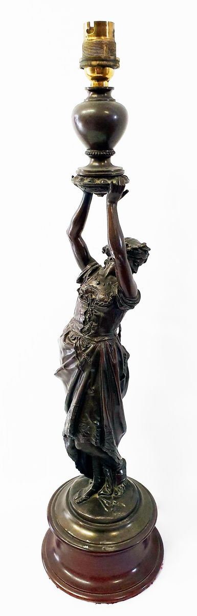Lume da tavolo, sec. XIX, in bronzo con odalisca, base in legno, alt. cm&nbsp;&nbsp;