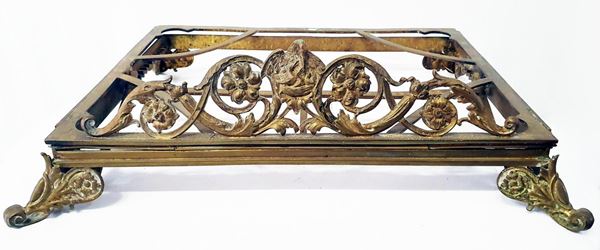 Leggio, inizi sec. XX, in ottone lavorato, cm 48x38&nbsp;&nbsp;&nbsp;&nbsp;&nbsp;&nbsp;&nbsp;&nbsp;&nbsp;&nbsp;&nbsp;&nbsp;&nbsp;&nbsp;&nbsp;&nbsp;&nbsp;&nbsp;&nbsp;&nbsp;&nbsp;&nbsp;&nbsp;  - Asta BENI D'ANTIQUARIATO E SCULTURE, GIOIELLI E COLLEZIONISMO - Poggio Bracciolini Casa d'Aste