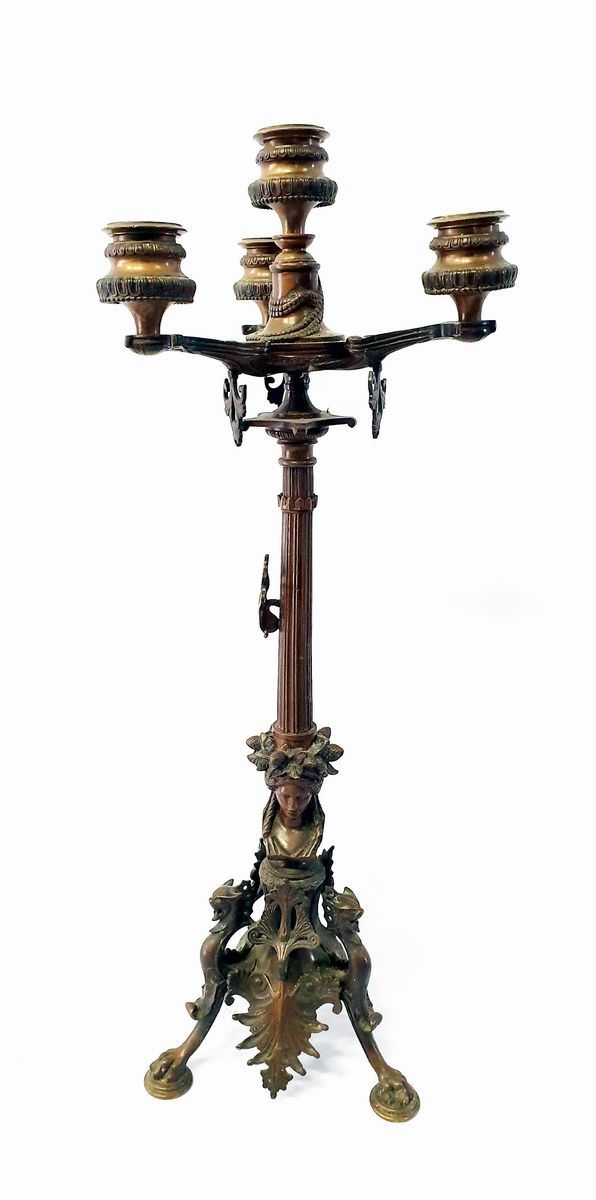 Candelabro, sec. XIX, in bronzo a quattro fiamme, base su tre piedi a forma  - Asta BENI D'ANTIQUARIATO E SCULTURE, GIOIELLI E COLLEZIONISMO - Poggio Bracciolini Casa d'Aste