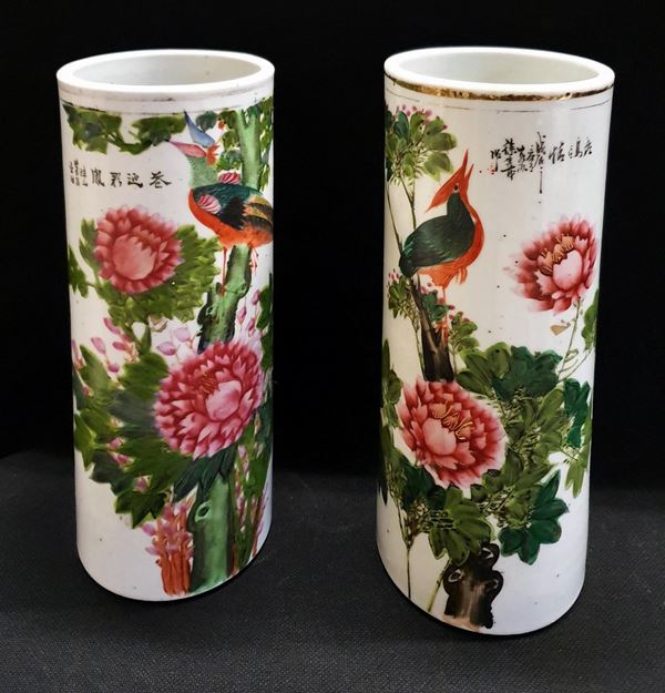 Coppia di vasi, CIna, sec. XIX, in ceramica, decorati con fiori e animali,