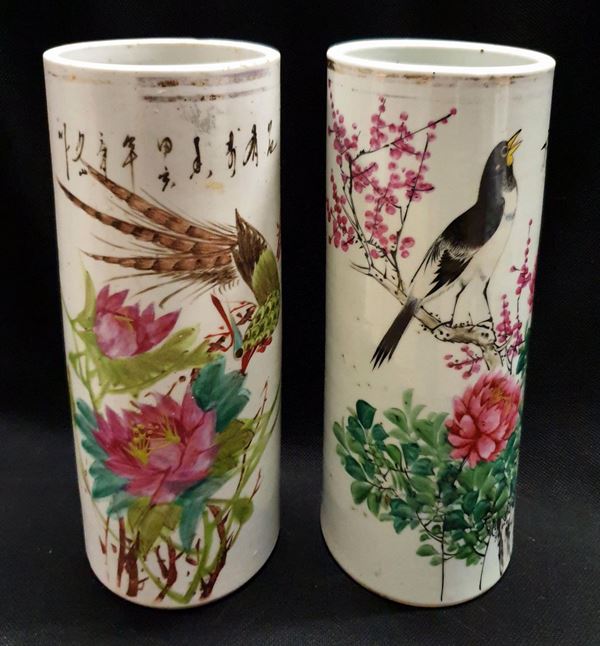 Coppia di vasi, Cina, sec. XIX, in ceramica decorata a fiori e animali,&nbsp;&nbsp;&nbsp;