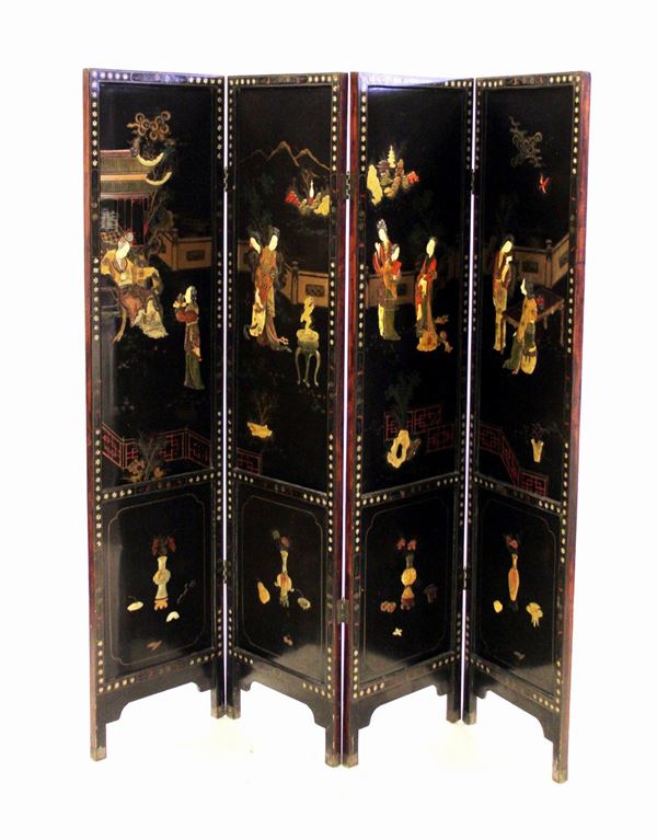 Paravento, Cina, inizi XX, in legno laccato e decorato a figure femminili&nbsp;