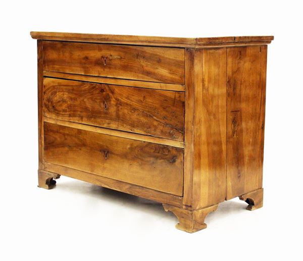 Cassettone, sec. XIX, in noce a patina bionda, piano rettangolare sotteso 