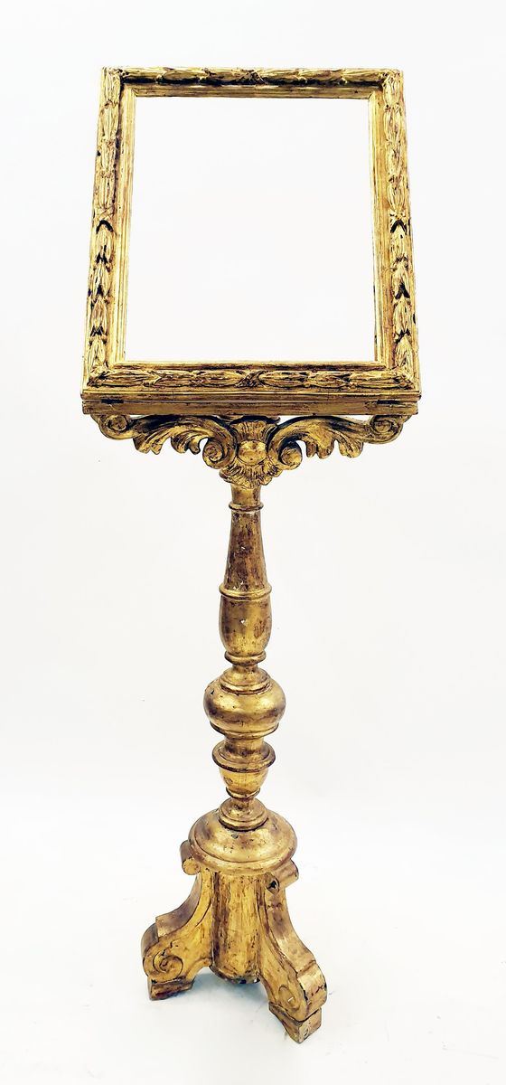 Candelabro, sec. XIX, in legno dorato, trasformato in leggio, alt. cm 130,