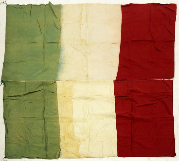 Due bandiere italiane, sec. XX, in stoffa tricolore, cm 140x72 (2)&nbsp;&nbsp;&nbsp;&nbsp;&nbsp;&nbsp;&nbsp;&nbsp;  - Asta BENI D'ANTIQUARIATO E SCULTURE, GIOIELLI E COLLEZIONISMO - Poggio Bracciolini Casa d'Aste
