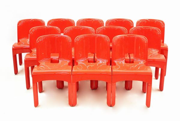 Serie di dodici sedie, sec. XX, in materiale plastico, nei toni del rosso,  - Asta BENI D'ANTIQUARIATO E SCULTURE, GIOIELLI E COLLEZIONISMO - Poggio Bracciolini Casa d'Aste