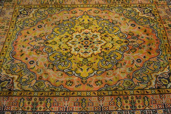 Tappeto, sec. XX, fondo nei toni dell'ocra a motivi floreali, cm 147x220&nbsp;&nbsp;