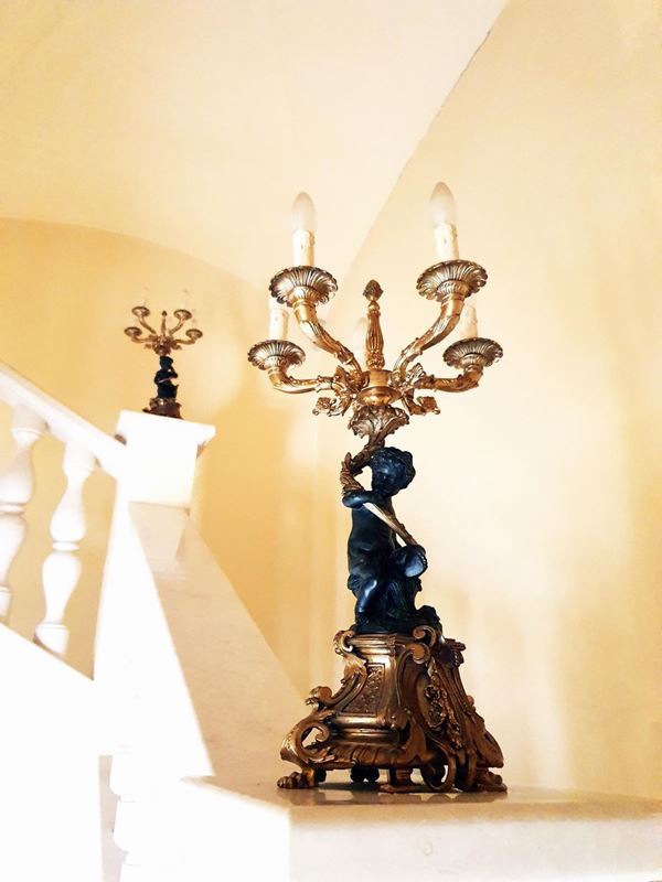 Coppia di cancelabri, inizi sec. XX, in bronzo con putti, cinque luci, cm&nbsp;