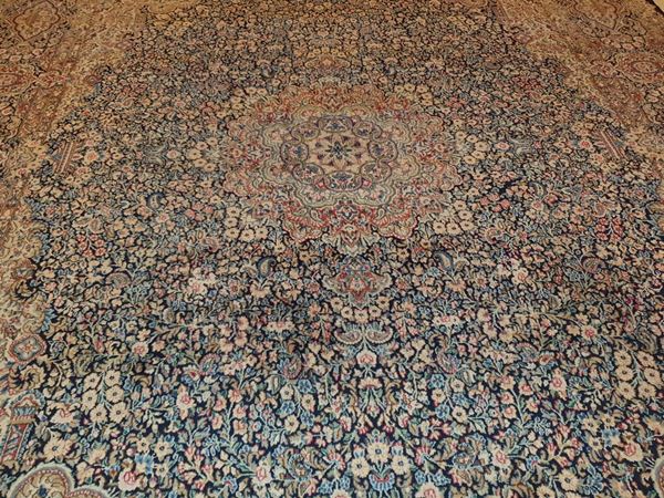 Tappeto persiano, sec. XX, fondo blu con medaglione centrale, cm 450x300&nbsp;&nbsp;
