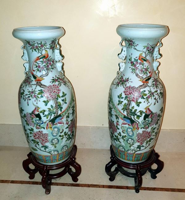 Coppia di vasi, Arte orientale sec. XX, in ceramica con decori a fiori ed&nbsp;