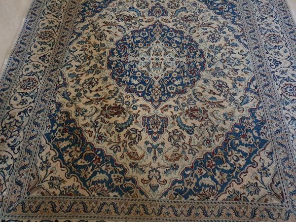 Tappeto persiano Kirman, sec. XX, fondo azzurro e avana, medaglione       