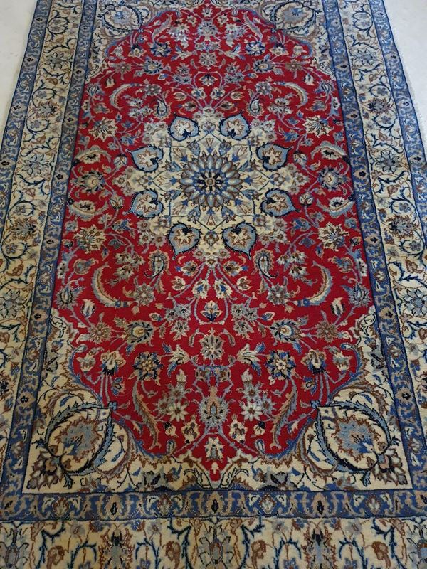 Tappeto persiano Kirman, sec. XX, fondo rosso, avana e azzurro, cm 124x200