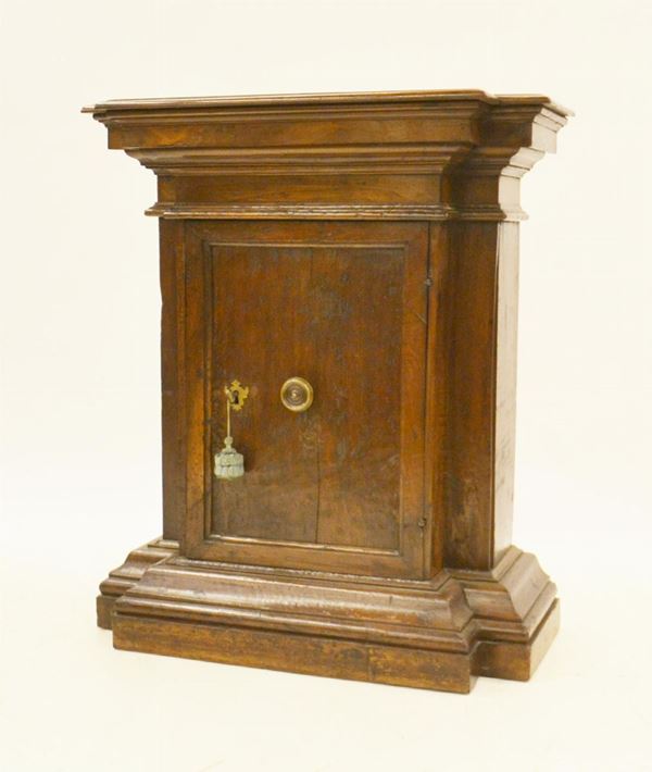 Credenza, sec. XX, in noce, uno sportello, cm 92x43x107,&nbsp;&nbsp;&nbsp;&nbsp;&nbsp;&nbsp;&nbsp;&nbsp;&nbsp;&nbsp;&nbsp;&nbsp;&nbsp;&nbsp;&nbsp;&nbsp;&nbsp;&nbsp;
