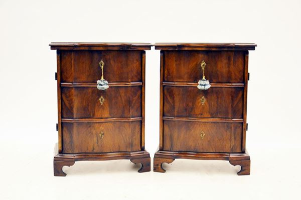 Coppia di comodini, sec. XX, in noce, fronte mosso&nbsp;&nbsp;&nbsp;&nbsp;&nbsp;&nbsp;&nbsp;&nbsp;&nbsp;&nbsp;&nbsp;&nbsp;&nbsp;&nbsp;&nbsp;&nbsp;&nbsp;&nbsp;&nbsp;&nbsp;&nbsp;&nbsp;&nbsp;&nbsp;  - Asta BENI D'ANTIQUARIATO E SCULTURE, GIOIELLI E COLLEZIONISMO - Poggio Bracciolini Casa d'Aste