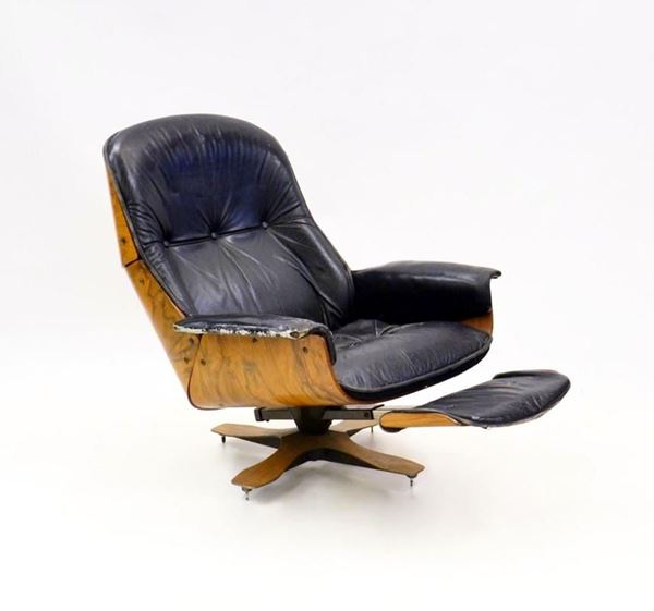 Poltrona, anni 60-70, in legno e pelle con poggiapiedi estraibile; cm&nbsp;&nbsp;&nbsp;&nbsp;&nbsp;