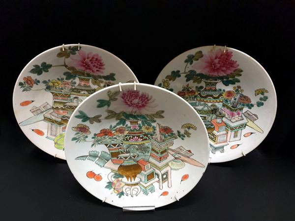 Serie di tre piatti, Cina, sec. XIX, in porcellana dipinta in policromia&nbsp;&nbsp;