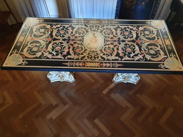 Tavolo, in stile 700, piano in scagliola, base a colonne desineti in&nbsp;&nbsp;&nbsp;&nbsp;&nbsp;&nbsp;