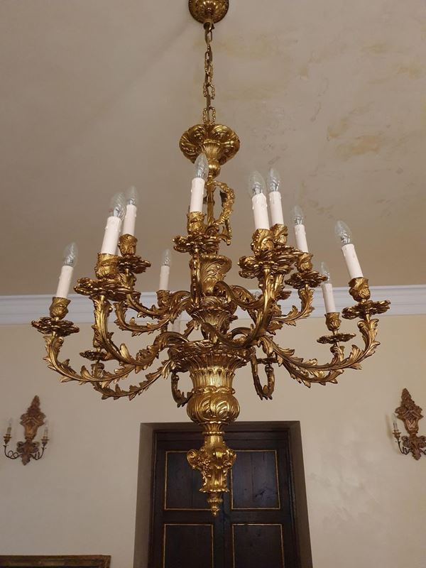 Lampadario, sec. XX, in bronzo lavorato a foglie, sedici luci, cm 80x95&nbsp;&nbsp;&nbsp;