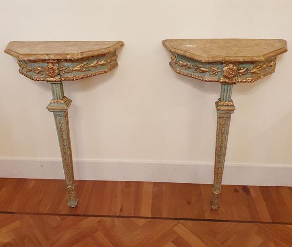 Coppia di consolle, in stile 700, in legno laccato ed intagliarto piano   
