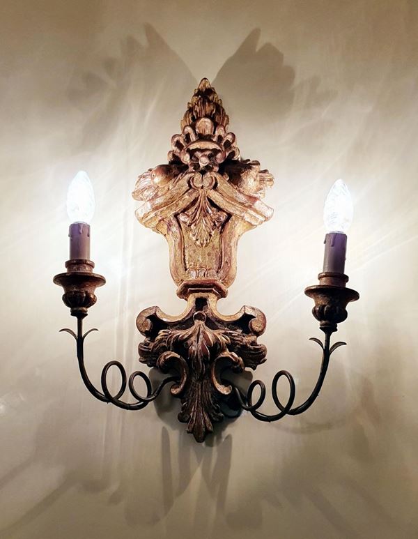 Coppia di applique, in stile 700, in legno intagliato, bracci in ferro, due