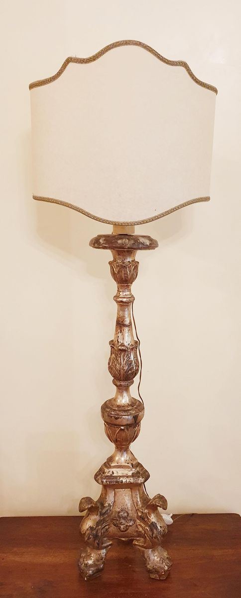Candelabro, sec. XVIII, in legno laccato ed intagliato, piedi ferini, cm 78