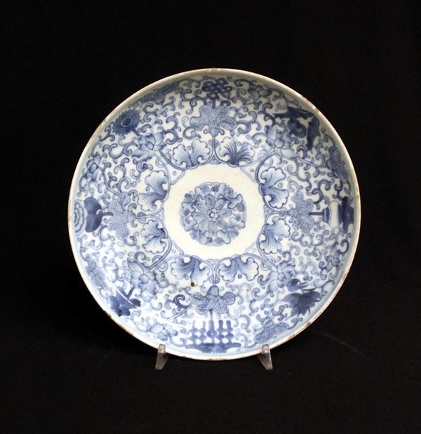 Piatto, Cina, sec. XX, in porcellana bianco e blu con decoro floreale,    