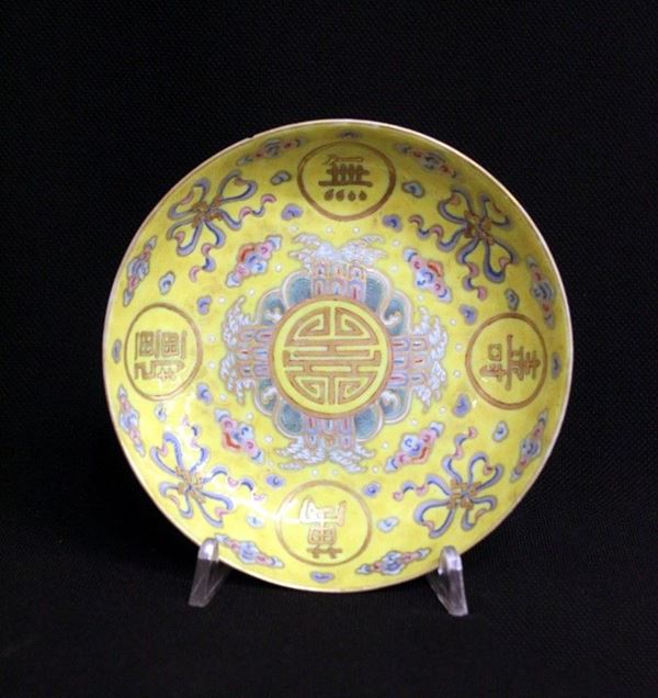 Piattino, Cina, sec. XX, in porcellana giallo decorato in policroma a     