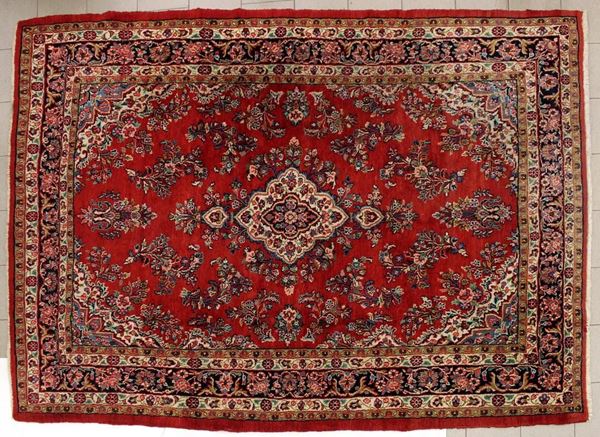 Tappeto persiano Saruk, met&agrave; sec. XX, fondo rosso a motivi floreali, cm&nbsp;&nbsp;&nbsp;