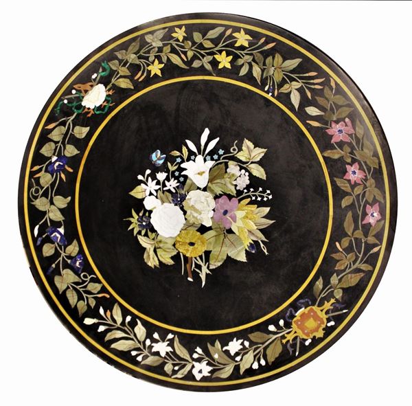 Piano di tavolo circolare, sec. XX, in commesso di pietre dure, fondo in&nbsp;&nbsp;