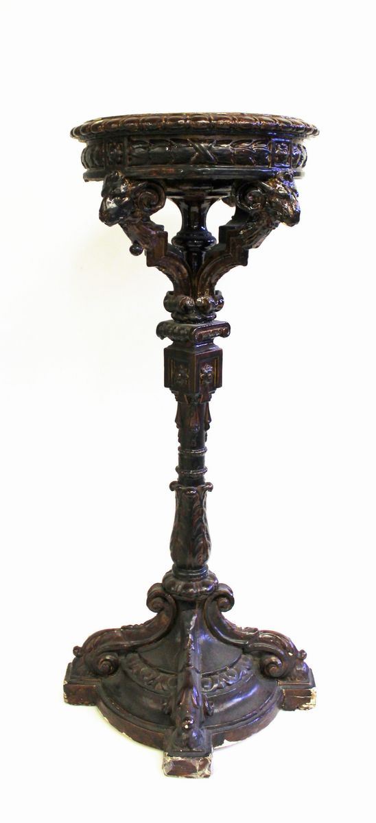 Gueridon, fine sec. XIX, in gesso smaltato, piano circolare sotteso da    