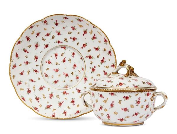 TAZZA CON COPERCHIO, SEVRES, SECOLO XVIII&nbsp;&nbsp;&nbsp;&nbsp;&nbsp;&nbsp;&nbsp;&nbsp;&nbsp;&nbsp;&nbsp;&nbsp;&nbsp;&nbsp;&nbsp;&nbsp;&nbsp;&nbsp;&nbsp;&nbsp;&nbsp;&nbsp;&nbsp;&nbsp;&nbsp;&nbsp;&nbsp;&nbsp;&nbsp;&nbsp;&nbsp;&nbsp;&nbsp;