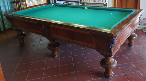 Biliardo, sec. XX all'italiana fusto in noce, sei buche, gambe tornite,   