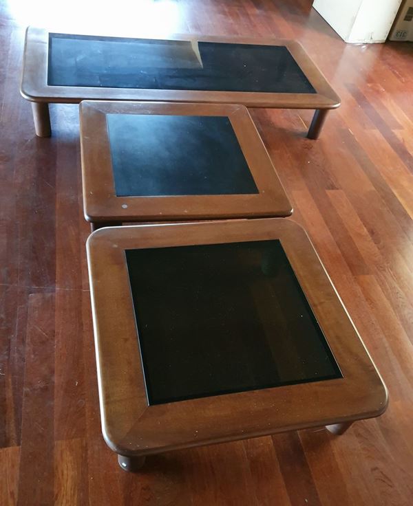 Tre tavolini, sec. XX, manifattura Poltronova in noce e vetro fume, due cm
