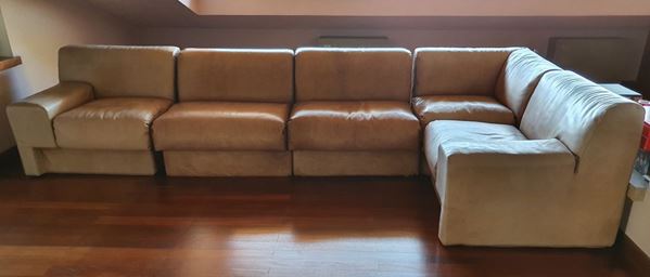 Divano sec. XX ad angolo in pelle, composto da cinque elementi, cm 360x180