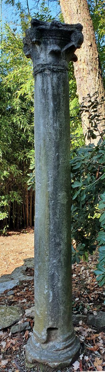 Colonna, sec. XIX, in marmo con capitello, alt. cm. 260, difetti, rotture e