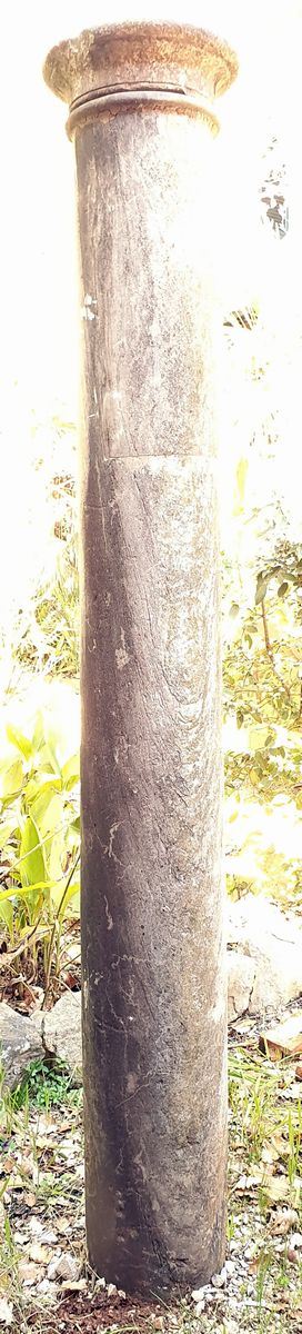 Colonna, sec. XIX, in marmo, mancante di base, alt. cm 230, difetti,      