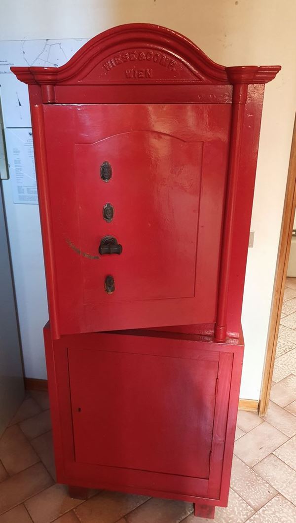Cassaforte, Vienna, sec. XIX, laccata rossa con base in legno, manifattura
