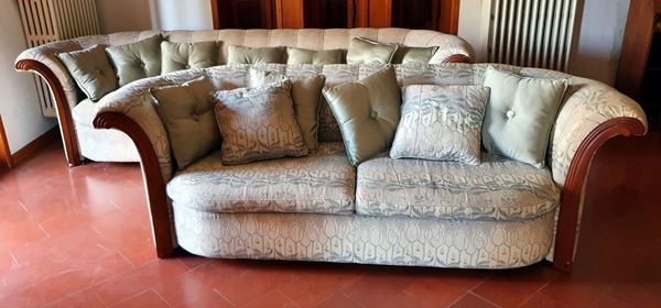 Coppia di divani, sec. XX, in legno e stoffa, cm 210x80x70 (2)            