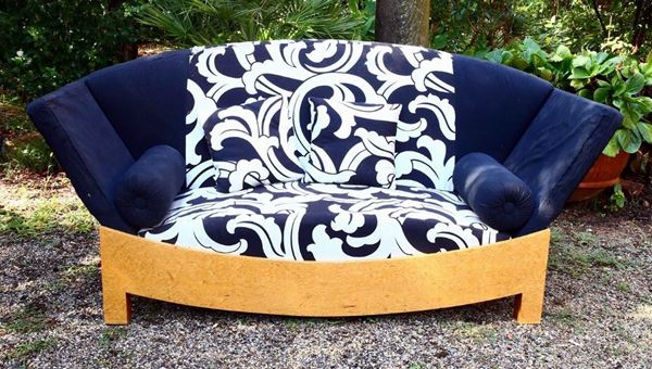 Divanetto, in stile Art deco', fusto in acero, imbottito e ricoperto con  