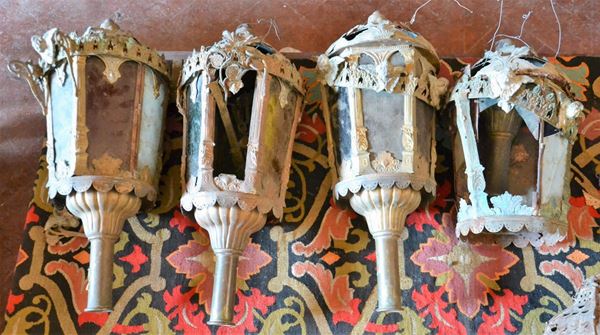Quattro lampioni, sec. XIX. in ferro, da corte&nbsp;&nbsp;&nbsp;&nbsp;&nbsp;&nbsp;&nbsp;&nbsp;&nbsp;&nbsp;&nbsp;&nbsp;&nbsp;&nbsp;&nbsp;&nbsp;&nbsp;&nbsp;&nbsp;&nbsp;&nbsp;&nbsp;&nbsp;&nbsp;  - Asta BENI D'ANTIQUARIATO E SCULTURE, GIOIELLI E COLLEZIONISMO - Poggio Bracciolini Casa d'Aste