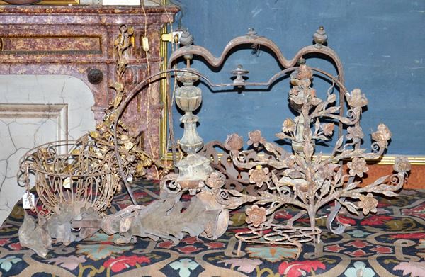 Coppia di alari, Sei fra lampadari, fregi ed&nbsp;&nbsp;&nbsp;&nbsp;&nbsp;&nbsp;&nbsp;&nbsp;&nbsp;&nbsp;&nbsp;&nbsp;&nbsp;&nbsp;&nbsp;&nbsp;&nbsp;&nbsp;&nbsp;&nbsp;&nbsp;&nbsp;&nbsp;&nbsp;&nbsp;  - Asta BENI D'ANTIQUARIATO E SCULTURE, GIOIELLI E COLLEZIONISMO - Poggio Bracciolini Casa d'Aste