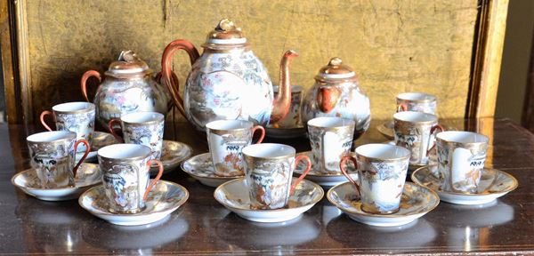 Servito orientale, inizi sec.XX, da caff&egrave;,&nbsp;&nbsp;&nbsp;&nbsp;&nbsp;&nbsp;&nbsp;&nbsp;&nbsp;&nbsp;&nbsp;&nbsp;&nbsp;&nbsp;&nbsp;&nbsp;&nbsp;&nbsp;&nbsp;&nbsp;&nbsp;&nbsp;&nbsp;&nbsp;&nbsp;&nbsp;&nbsp;  - Asta BENI D'ANTIQUARIATO E SCULTURE, GIOIELLI E COLLEZIONISMO - Poggio Bracciolini Casa d'Aste